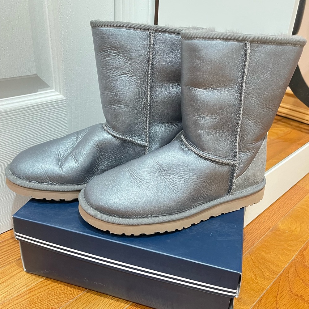Ugg boots, metallic Blue color, size US 8